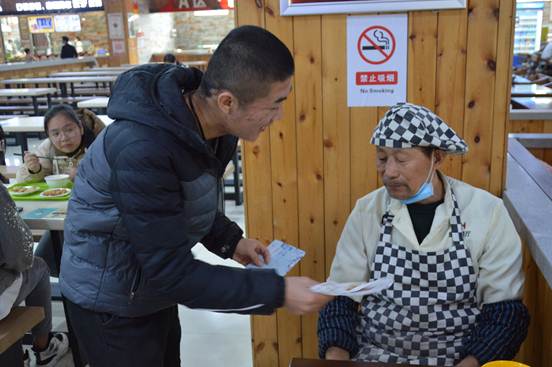 说明: C:\Users\1\Desktop\12.26“情暖冬日,让爱升温”主题活动\DSC_0050.JPG